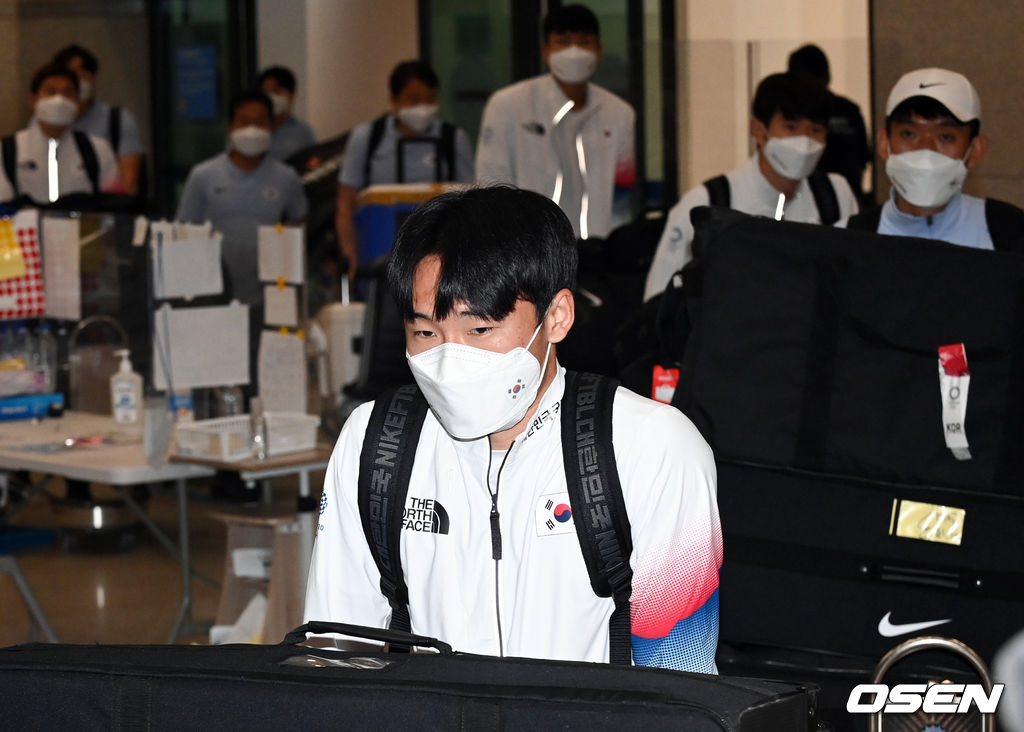 남자 축구대표팀 엄원상이 입국장을 나서고 있다. 2021.08.02 /cej@osen.co.kr