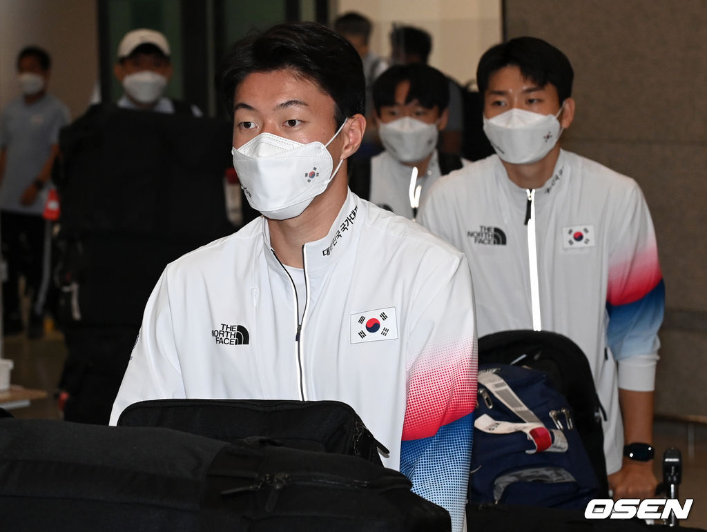 남자 축구대표팀 황의조가 입국장을 나서고 있다. 2021.08.02 /cej@osen.co.kr