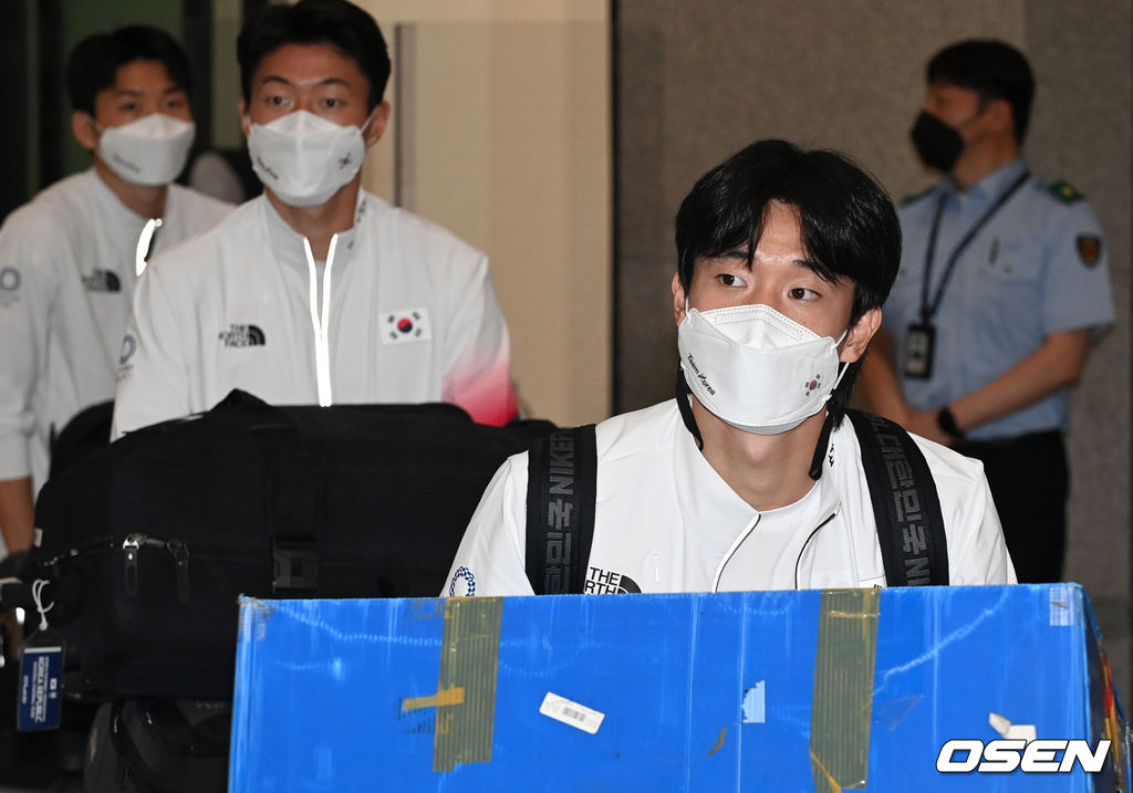 남자 축구대표팀 이유현이 입국장을 나서고 있다. 2021.08.02 /cej@osen.co.kr
