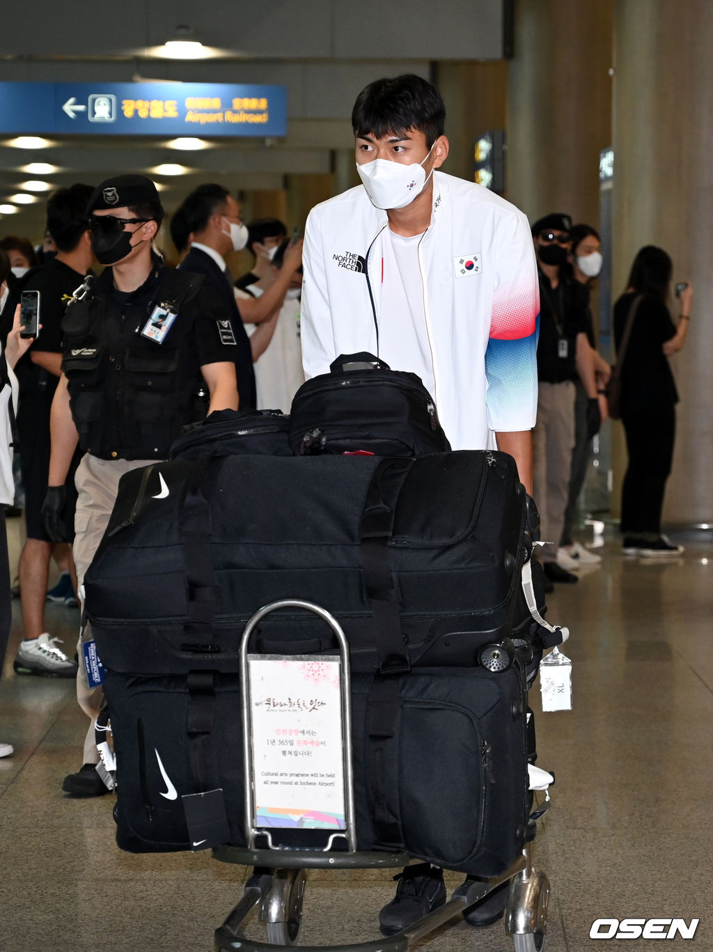 남자 축구대표팀 정태욱이 입국장을 나서고 있다. 2021.08.02 /cej@osen.co.kr