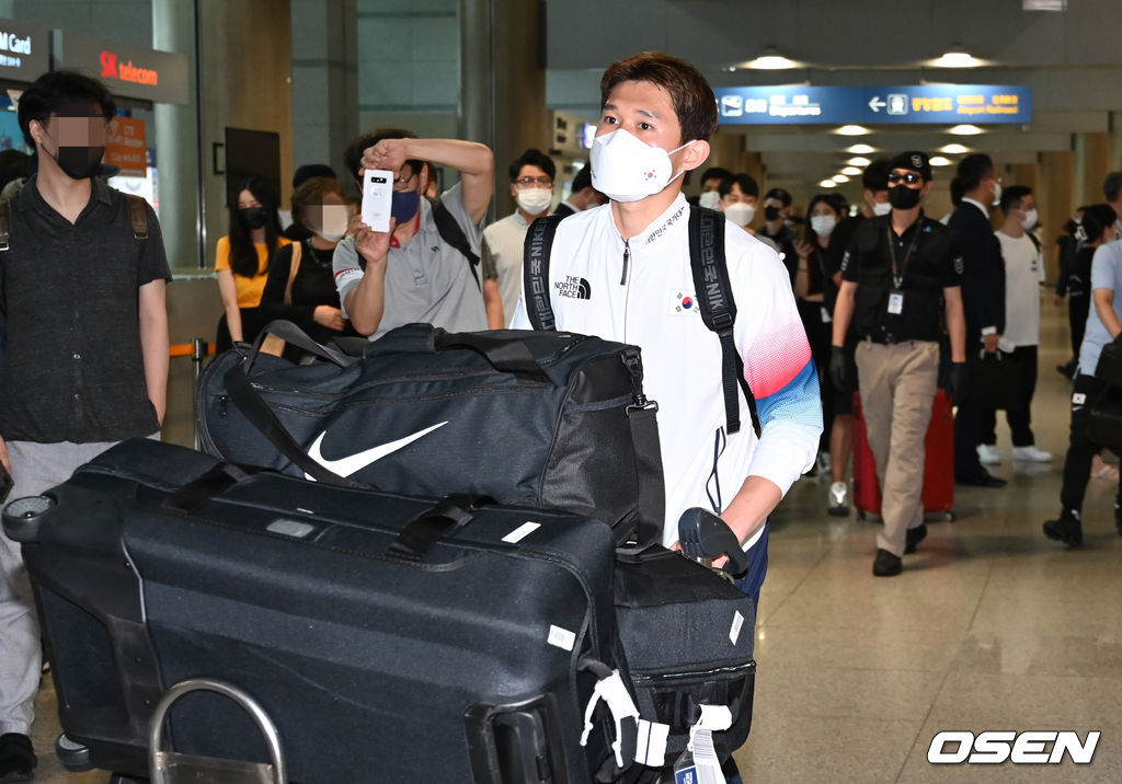 남자 축구대표팀 이동경이 입국장을 나서고 있다. 2021.08.02 /cej@osen.co.kr