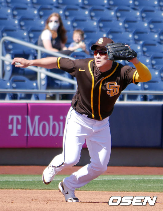 [OSEN=피오리아(미 애리조나주), 이사부 통신원]김하성이 볼을 쫓고 있다. /lsboo@osen.co.kr