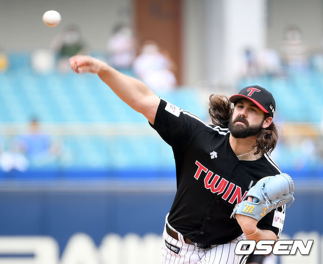 26일 오후 대구 삼성라이온즈파크에서 ‘2021 신한은행 SOL KBO리그’ 삼성 라이온즈와 LG 트윈스의 더블헤더 1차전 경기가 열렸다.1회말 LG 선발 켈리가 마운드에 올라 힘차게 공을 뿌리고 있다.  2021.06.26 /ksl0919@osen.co.kr