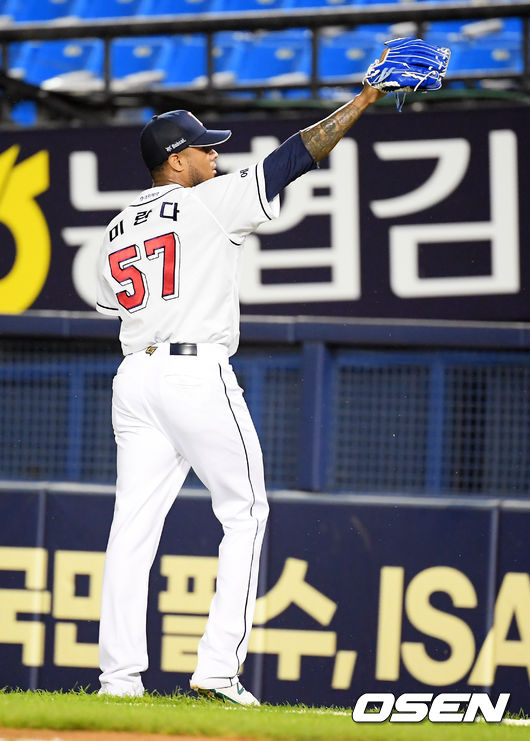 8회초 이닝종료 후 두산 선발투수 미란다가 관중석에 있는 지인을 향해 손짓하고 있다.  21.07.07 / soul1014@osen.co.kr