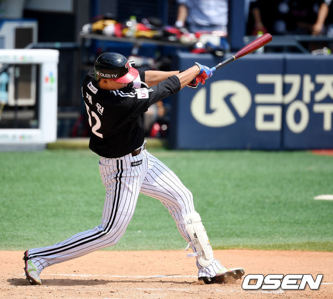 LG 트윈스는 27일 오후 1시 서울 잠실구장에서 5이닝으로 치러지는 미니 청백전을 실시했다. 결과는 3회 이천웅의 결승타를 앞세운 백팀의 5-2 승리였다.3회초 2사 2루 청팀 이재원이 1타점 적시 3루타를 때려내고 있다. 2021.07.27 /youngrae@osen.co.kr