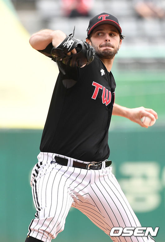 LG 선발 수아레즈가 힘차게 공을 뿌리고 있다. / dreamer@osen.co.kr