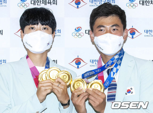 양궁대표팀 안산과 김제덕이 금메달을 들고 포즈를 취하고 있다. 2021.08.01 /sunday@osen.co.kr