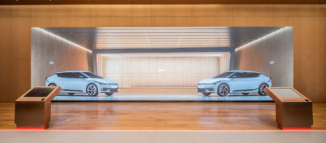 강서 플래그십 스토어에 설치된 대형 미디어 월과 그 앞에서 ‘3D 컨피규레이터’를 통해 차량을 3D 이미지로 체험하고 있다.