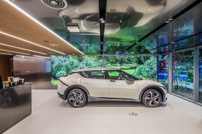 ‘인터랙티브 그라운드(Interactive Ground)’에 전시된 EV6. 