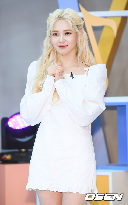 15일 오후 서울 상암동 tbs 오픈스튜디오에서 tbs '팩트인스타' 녹화가 진행됐다.<br /><br />녹화 현장공개 행사에서 다이아 예빈이 포즈를 취하고 있다. / soul1014@osen.co.kr