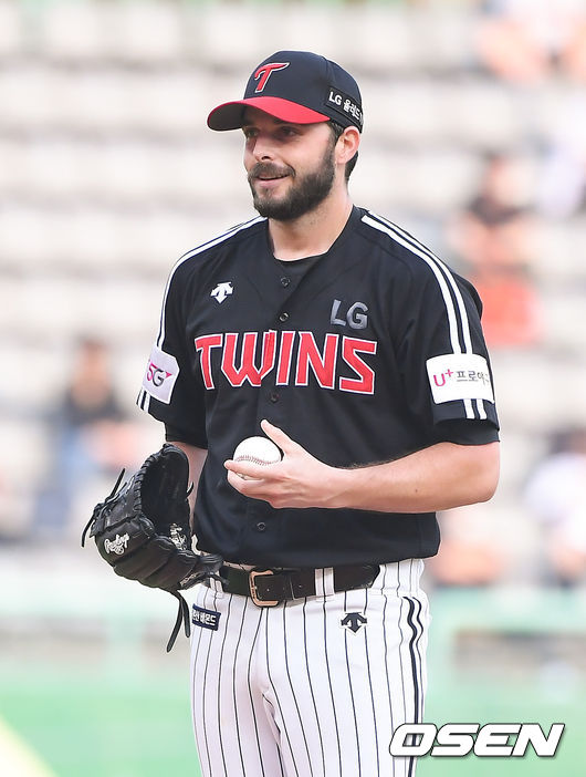 1회말 LG 수아레즈가 SSG 선두타자 최지훈을 삼진아웃 잡은뒤 미소 짓고 있다.  21.06.24 / soul1014@osen.co.kr