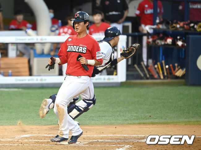 5일 오후 서울 잠실야구장에서 두산 베어스와 SSG 랜더스의 퓨처스 리그가 진행됐다. 6회초 무사 1,3루 SSG 김창평이 최항의 좌익수 희생플라이때 득점을 올리고 있다. 2021.08.05/youngrae@osen.co.kr