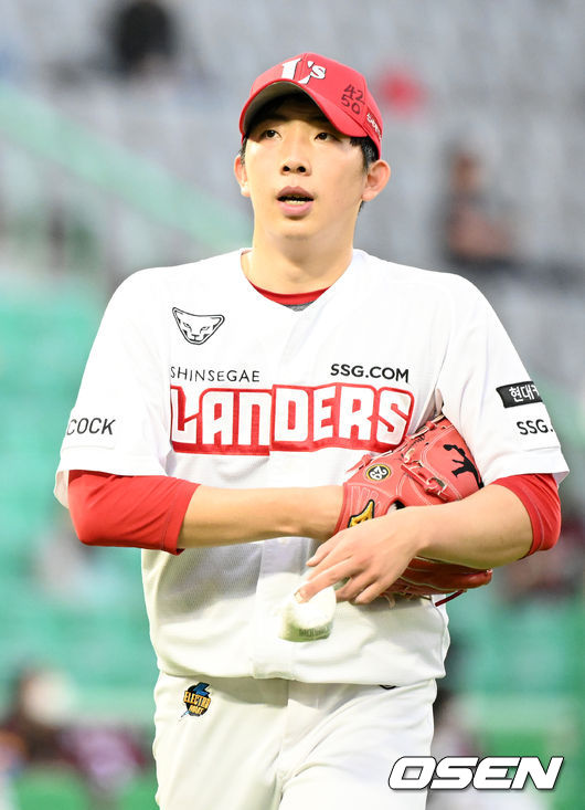 11일 오후 서울 인천SSG랜더스필드에서 ‘2021 신한은행 SOL KBO 리그’ SSG 랜더스와 키움 히어로즈의 경기가 열렸다.4회초를 마친 SSG 선발 오원석이 덕아웃으로 들어오고 있다. 21.06.11/rumi@osen.co.kr