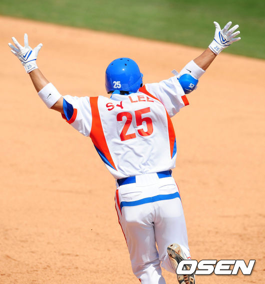 이승엽이 2008 베이징올림픽 야구 준결승 일본과의 준결승전에서 역전 투런홈런을 날리고 환호하고 있다. 2008.08.22