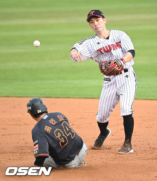 2회초 1사 1,3루 한화 허관회의 병살타 때 2루수 서건창이 1루주자 최인호를 포스아웃시킨뒤 1루로 송구하고 있다. 2021.07.30 / soul1014@osen.co.kr