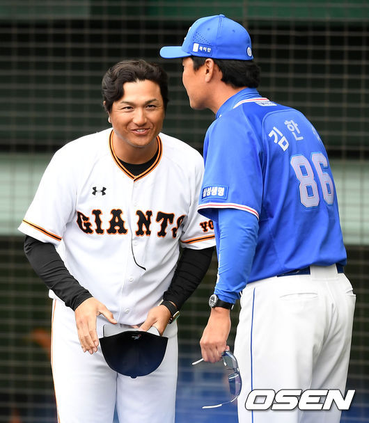 경기 종료 후 삼성 김한수 감독과 요미우리 다카하시 요시노부 감독과 인사를 나누고 있다. /sunday@osen.co.kr