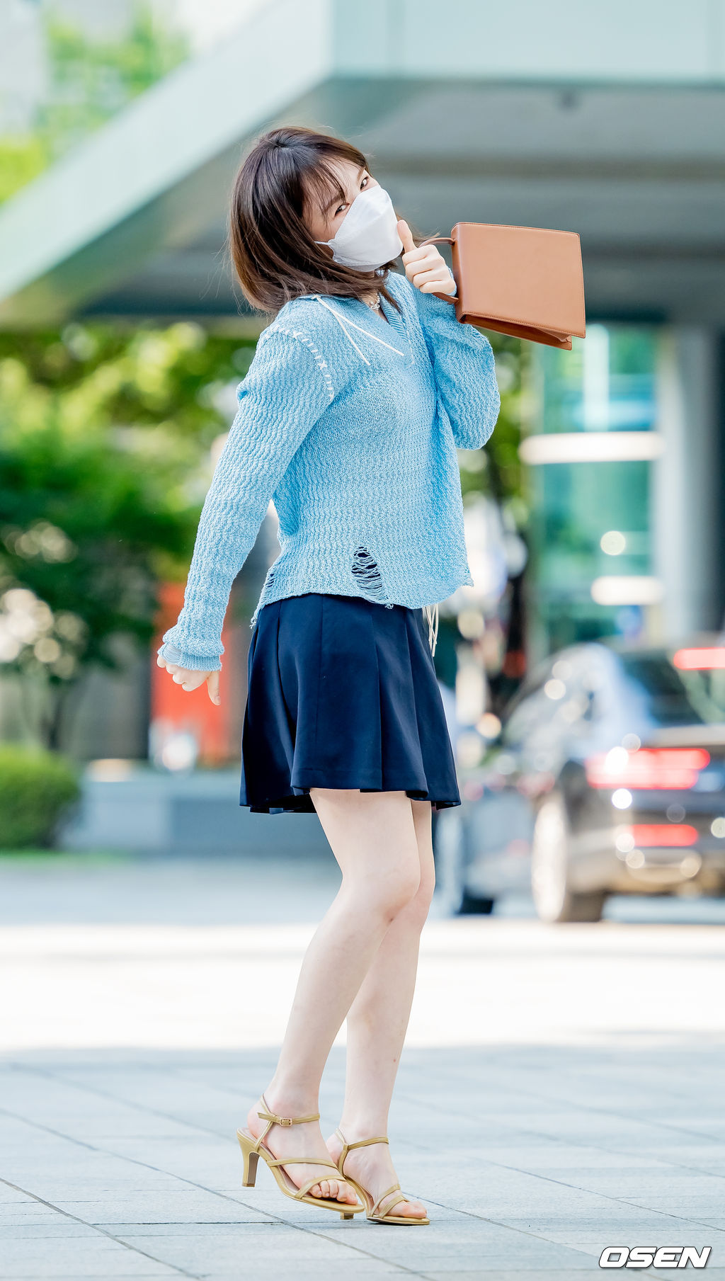 5일 오후 그룹 레드벨벳(Red Velvet)의 웬디가 SBS 라디오 파워FM '웬디의 영스트리트' 방송 녹화 참석 차 서울 양천구 SBS 목동 사옥으로 들어서고 있다.레드벨벳 웬디가 사옥으로 들어서며 취재진을 향해 춤을 추고 있다. .21.08.05 /rumi@osen.co.kr
