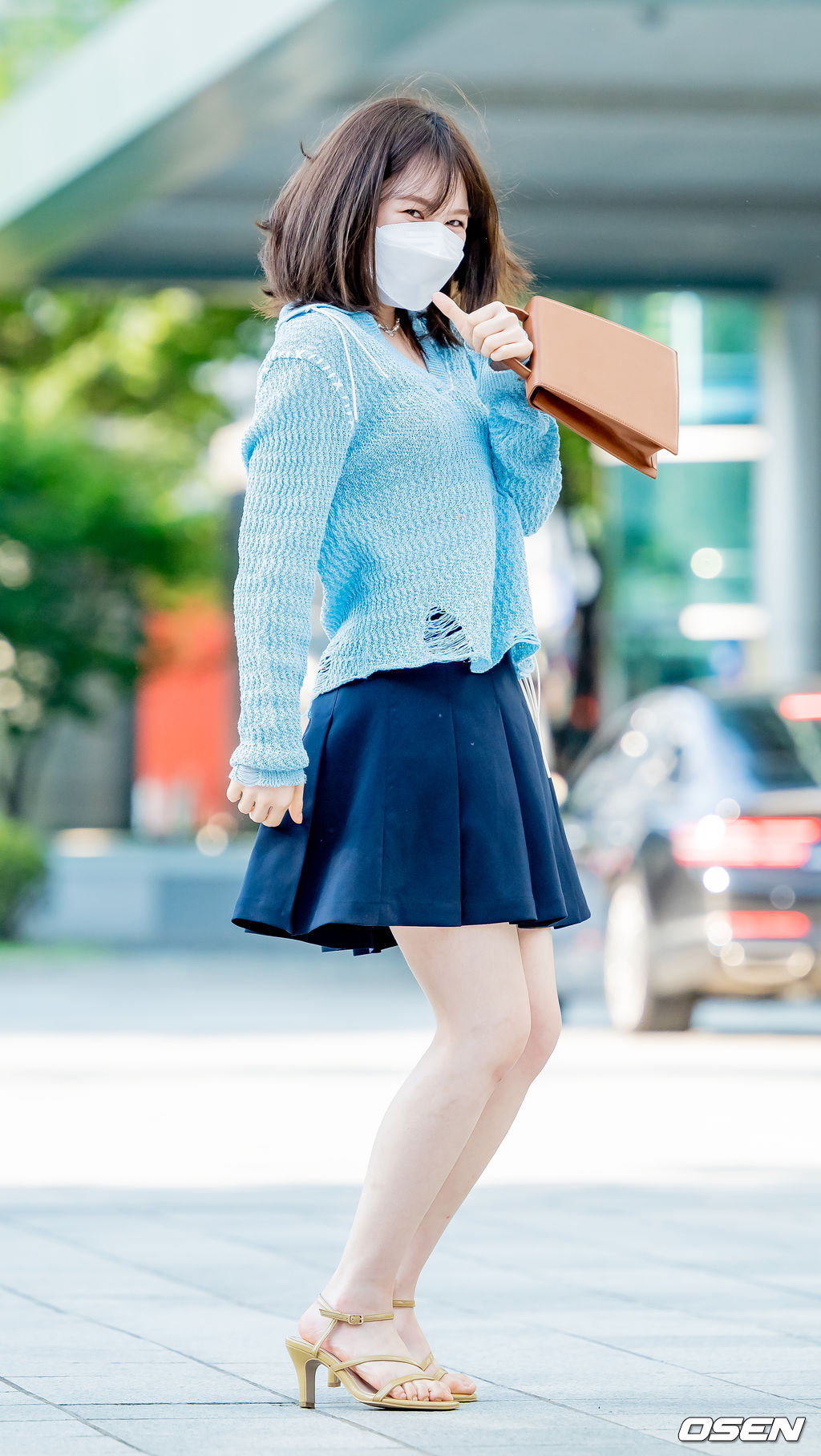 5일 오후 그룹 레드벨벳(Red Velvet)의 웬디가 SBS 라디오 파워FM '웬디의 영스트리트' 방송 녹화 참석 차 서울 양천구 SBS 목동 사옥으로 들어서고 있다.레드벨벳 웬디가 사옥으로 들어서며 취재진을 향해 춤을 추고 있다. .21.08.05 /rumi@osen.co.kr