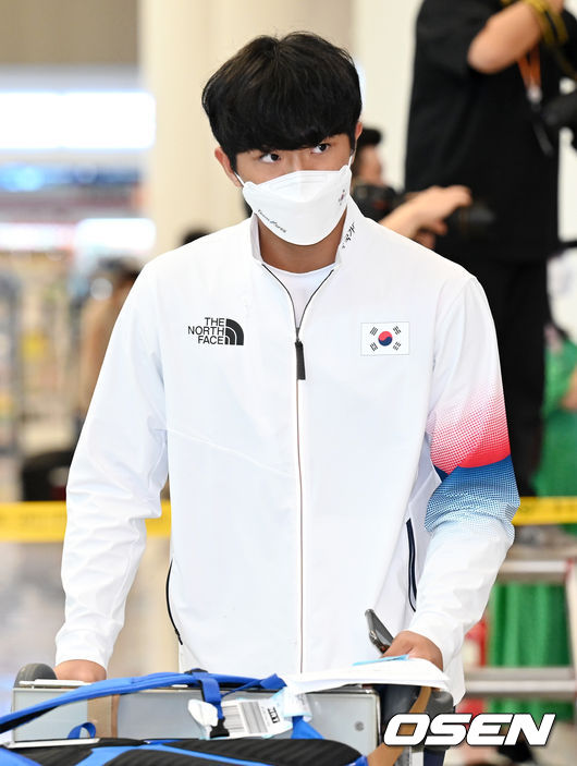 8일 오후 인천공항을 통해 ‘2020 도쿄올림픽’을 마친 국가대표 선수들이 귀국했다.야구대표팀 이의리가 입국장을 나서고 있다. 2021.08.08 /cej@osen.co.kr