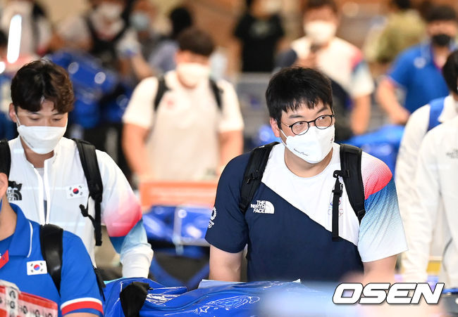 야구대표팀 주장 김현수를 비롯한 선수들이 입국장을 나서고 있다. 2021.08.08 /cej@osen.co.kr