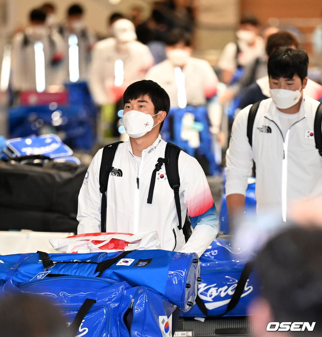 야구대표팀 허경민이 입국장을 나서고 있다. 2021.08.08 /cej@osen.co.kr
