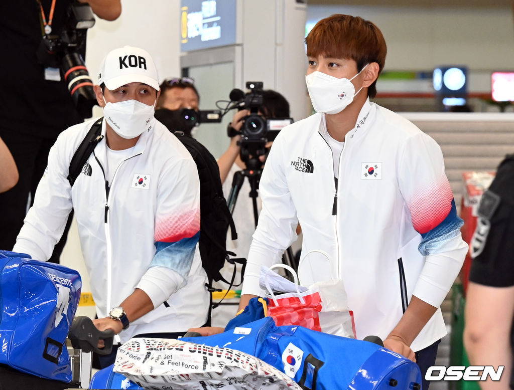 야구대표팀 황재균, 이정후가 입국장을 나서고 있다. 2021.08.08 /cej@osen.co.kr