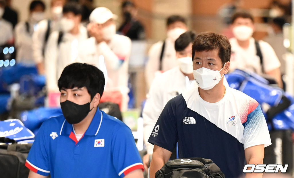 야구대표팀 강민호가 입국장을 나서고 있다. 2021.08.08 /cej@osen.co.kr