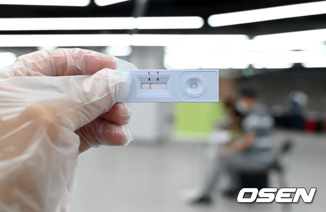 2020 도쿄올림픽에 참가할 야구 국가대표팀이 23일 오후 서울 고척스카이돔에서 상무 야구단과 평가전을 가졌다.경기에 앞서 취재진과 관계자를 대상으로 코로나 19 자가진단 검사가 진행되고 있다. 2021.07.23 /sunday@osen.co.kr