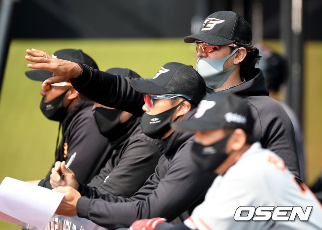 한화 수베로 감독이 수비 위치 지시를 내리고 있다./ksl0919@osne.co.kr