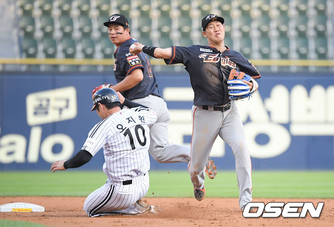 LG 문보경의 병살타 때 하주석 유격수가 1루 주자 오지환을 포스아웃시킨뒤 1루로 송구하고 있다. 21.07.02