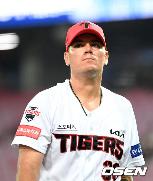 4회초 수비를 마친 KIA 브룩스가 더그아웃으로 가고 있다. /sunday@osen.co.kr