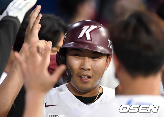 22일 오후 서울 고척스카이돔에서 ’2021 신한은행 SOL KBO 리그' 키움 히어로즈와 NC 다이노스의 경기가 열렸다.2회말 1사 2,3루에서 키움 박동원의 희생플라이 때 홈을 밟은 3루주자 송우현이 더그아웃에서 동료들의 축하를 받고 있다. /sunday@osen.co.kr