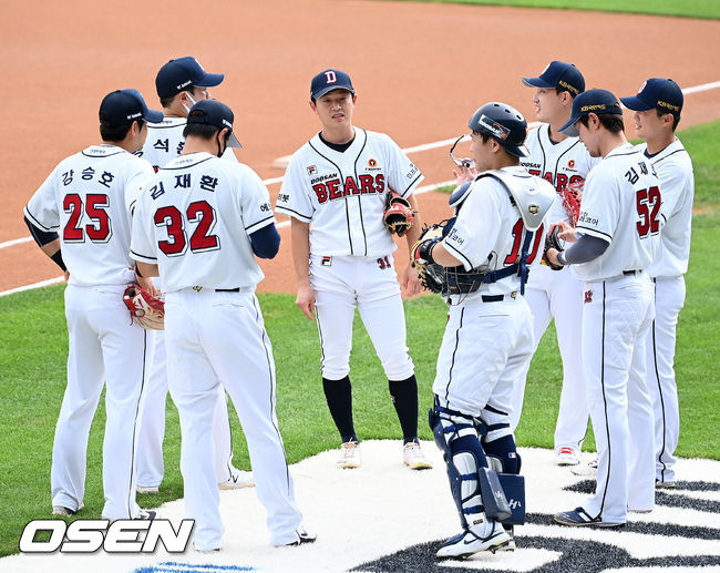 경기 전 두산 선수들이 미팅을 갖고 있다. 2021.08.07 