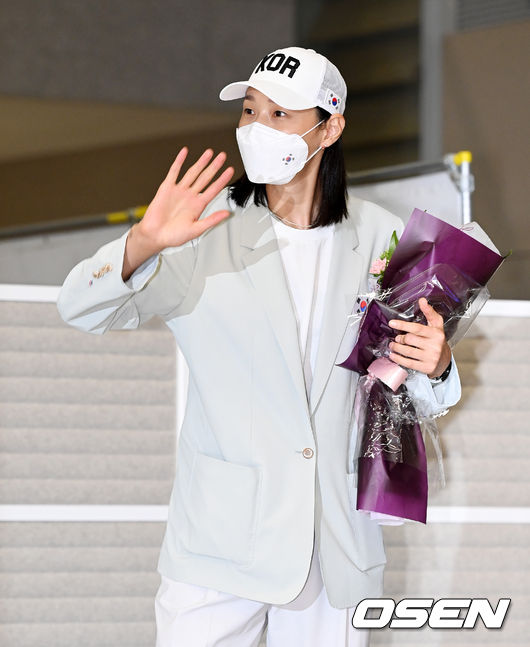 여자배구대표팀 김연경이 선수단 환영 행사를 마치고 팬들에게 인사를 하고 있다. 2021.08.09 /jpnews@osen.co.kr