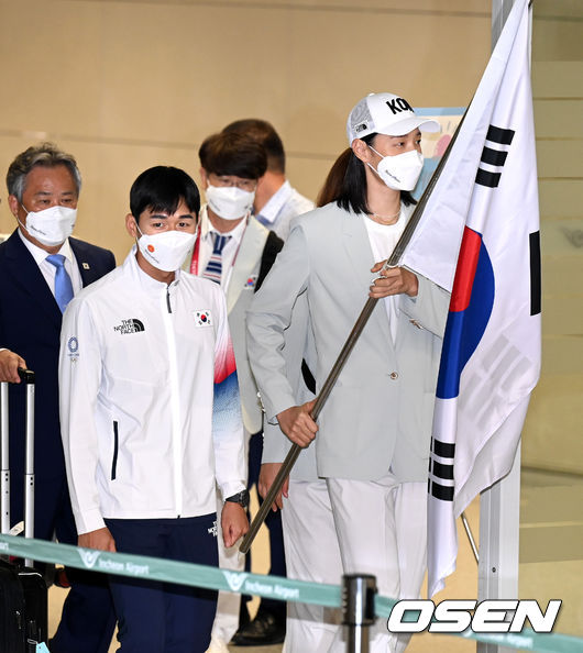 근대5종 전웅태와 여자배구대표팀 김연경이 태극기를 들고 입국장을 나서고 있다. 2021.08.09 /jpnews@osen.co.kr