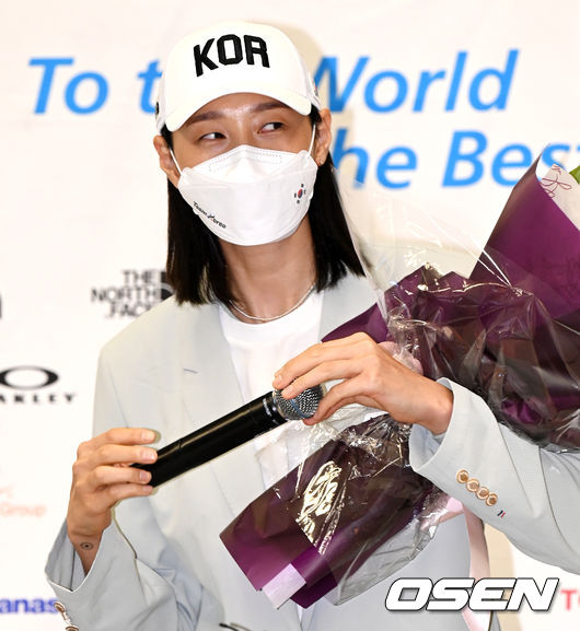 여자배구대표팀 김연경이 선수단 환영 행사를 마치고 팬들에게 인사를 하고 있다. 2021.08.09 /jpnews@osen.co.kr
