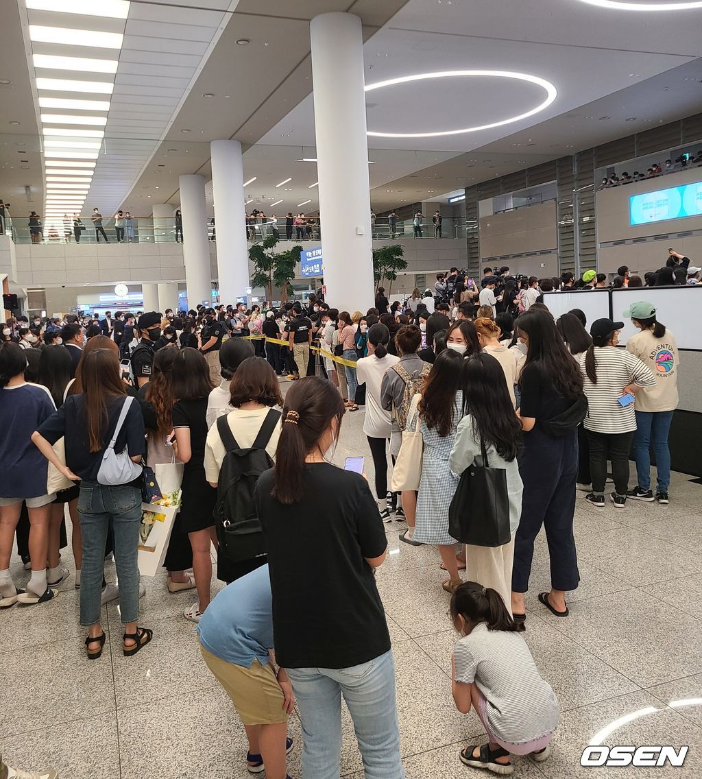 인천국제공항 제2터미널 입국장에 구름인파가 몰렸다 / backlight@osen.co.kr