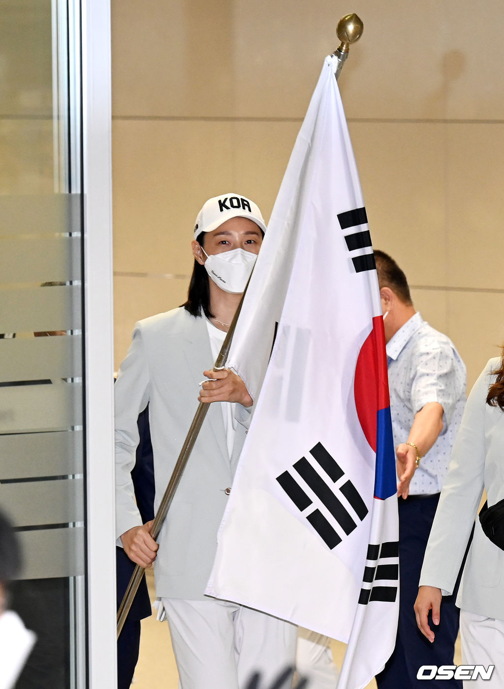 여자배구대표팀 김연경이 태극기를 들고 입국장에 모습을 보이고 있다. 2021.08.09 /jpnews@osen.co.kr