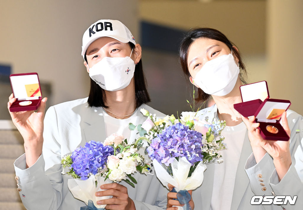 여자배구대표팀 김연경, 양효진이 배구협회에서 준비한 기념주화를 들고 미소짓고 있다. 2021.08.09 /jpnews@osen.co.kr
