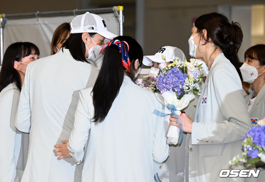여자배구대표팀 김연경이 동료선수들과 인사를 나누고 있다. 2021.08.09 /jpnews@osen.co.kr