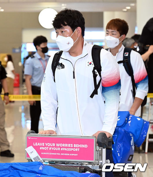 8일 오후 인천공항을 통해 ‘2020 도쿄올림픽’을 마친 국가대표 선수들이 귀국했다.야구대표팀 양의지가 입국장을 나서고 있다. 2021.08.08 /cej@osen.co.kr