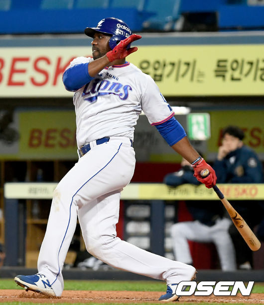 28일 오후 대구삼성라이온즈파크에서 ‘2021 신한은행 SOL KBO리그’ 삼성 라이온즈와 NC 다이노스의 경기가 열렸다. 3회말 삼성 피렐라가 안타를 날리고 있다./ksl0919@osen.co.kr