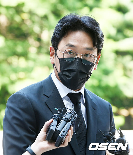 배우 하정우가 법원으로 들어서고 있다. / rumi@osen.co.kr