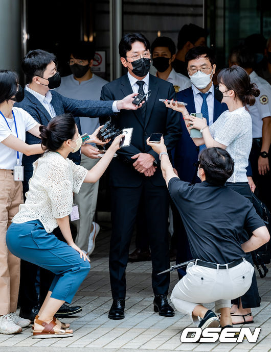 프로포폴 투약 의혹을 받는 배우 하정우에 대한 첫 공판이 10일 오전 서울 서초구 서초동 서울중앙지방법원에서 첫 공판을 진행됐다.  배우 하정우가 법원에서 나서며 취재진의 질문을 받고 있다. / rumi@osen.co.kr