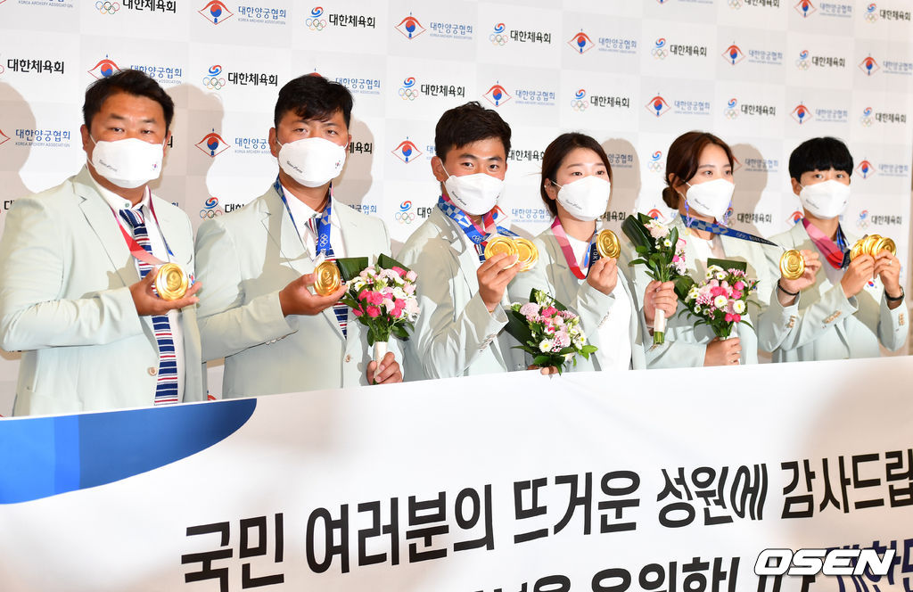양궁대표팀 오진혁, 김우진, 김제덕, 강채영, 장민희, 안산이 금메달을 들고 포즈를 취하고 있다. 2021.08.01 /rumi@osen.co.kr