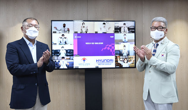 정의선 양궁협회장(현대자동차그룹 회장)이 박채순 양궁 국가대표팀 총감독을 비롯 선수단과 온택트로 기념촬영하고 있다. /대한양궁협회 제공. 