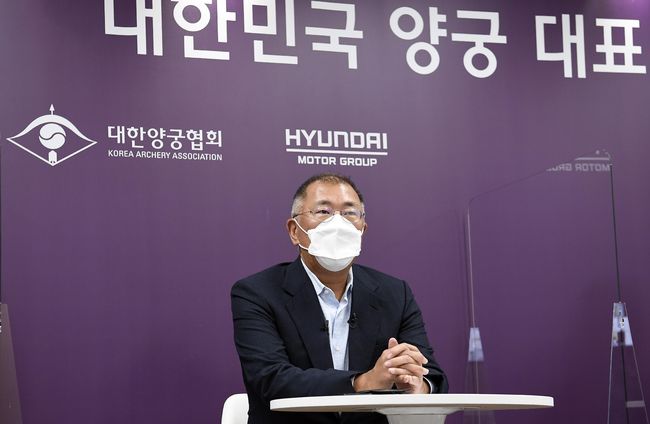 정의선 양궁협회장(현대자동차그룹 회장)은 행사에 참석해 선수들을 격려하고 포상금을 전달했다. /대한양궁협회 제공. 