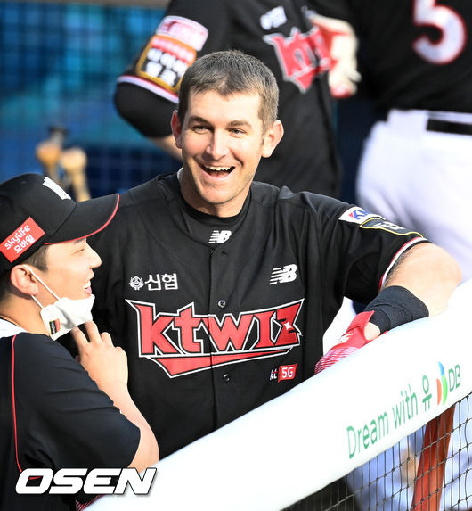 KT 호잉이 덕아웃에서 환하게 웃고 있다. 2021.08.07 / rumi@osen.co.kr