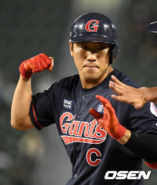 6회초 1사 1루에서 롯데 전준우가 우중간 안타를 날리고 기뻐하고 있다. 2021.06.23 /jpnews@osen.co.kr