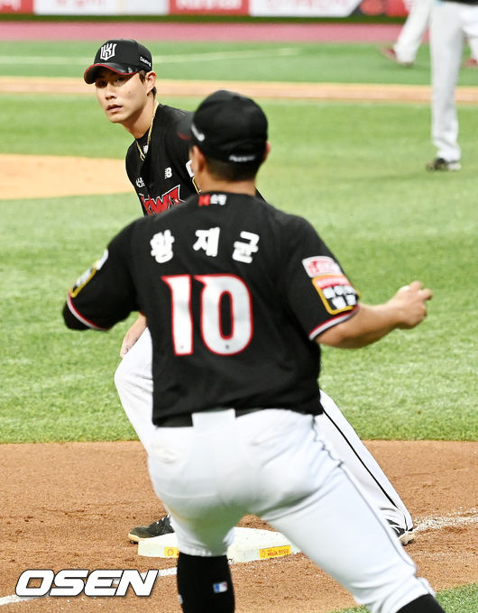 5회말 1사 2, 3루 이용규의 내야땅볼 때 KT 3루수 황재균이 포구 실책을 범해 추가 실점을 한 후 박준태를 협살로 잡고 있다 .21.08.10/rumi@osen.co.kr